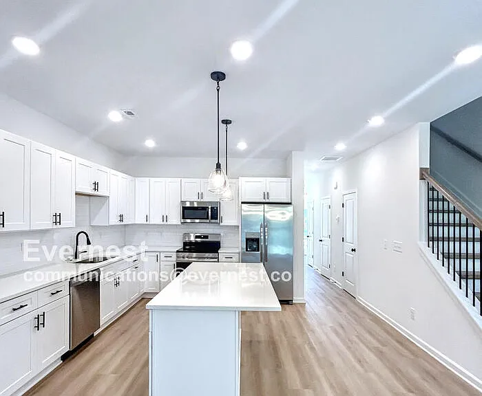630 Austin Dr — Photo 2