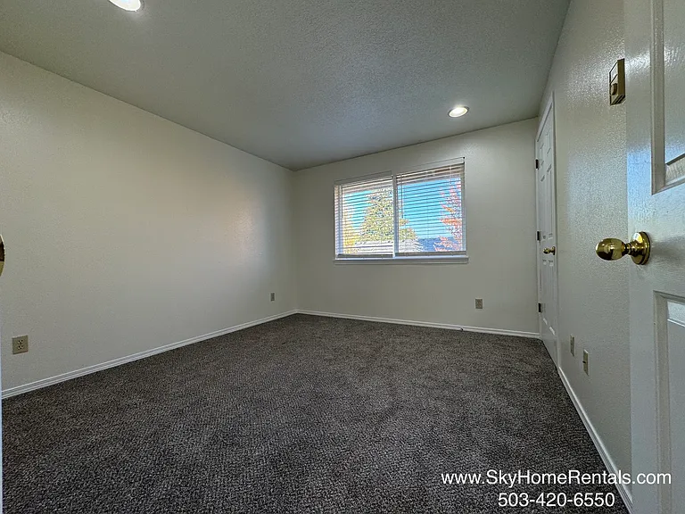 2180 Maplewood Dr S — Photo 13