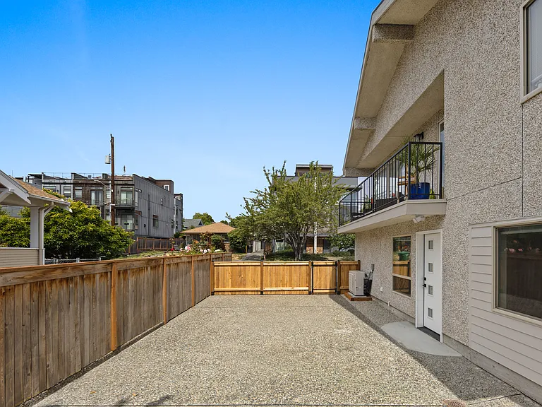 2201 NW 64th St #D — Photo 32