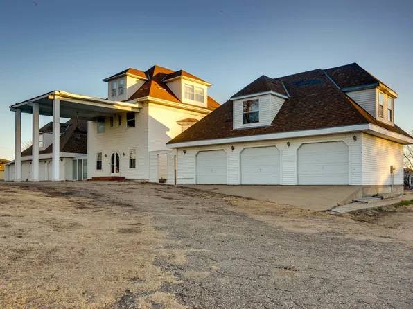 2390 E 27th St, Hays, KS 67601