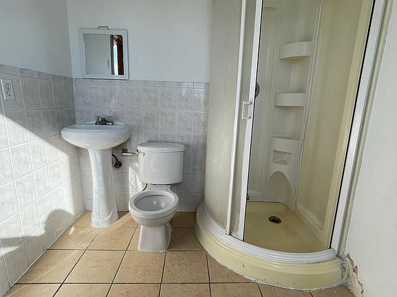 Master Bathroom (Bathroom 1)