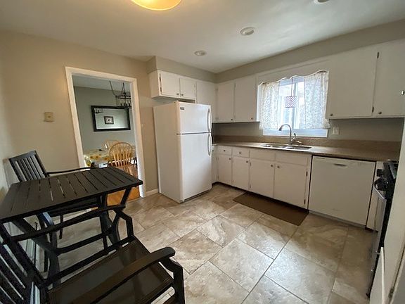 5th image of 27 Hoffman Dr