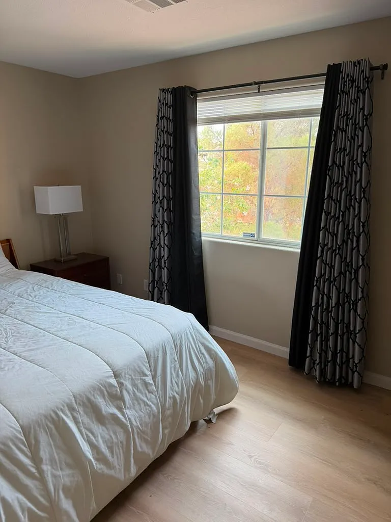 4 bed, 2.5 bath, 2758 sqft, $850 — Photo 2