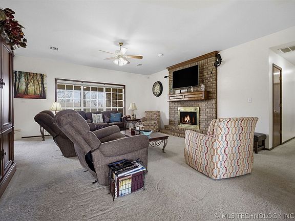 3rd image of 2803 Haskell Blvd