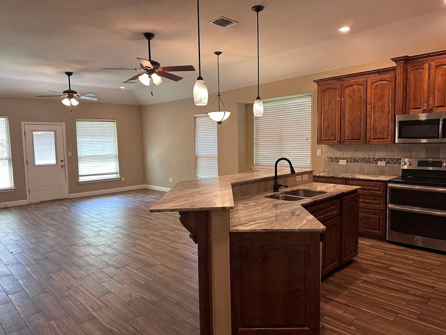 3 bed, 2.0 bath, 1565 sqft, $1,700 — Photo 4