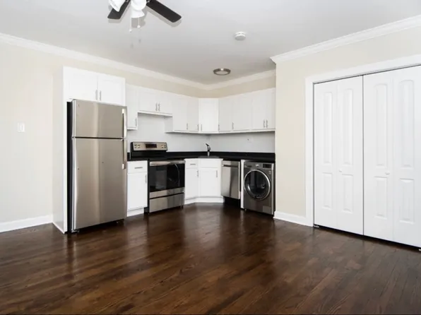 3323 N Lincoln Ave #302, Chicago, IL 60657