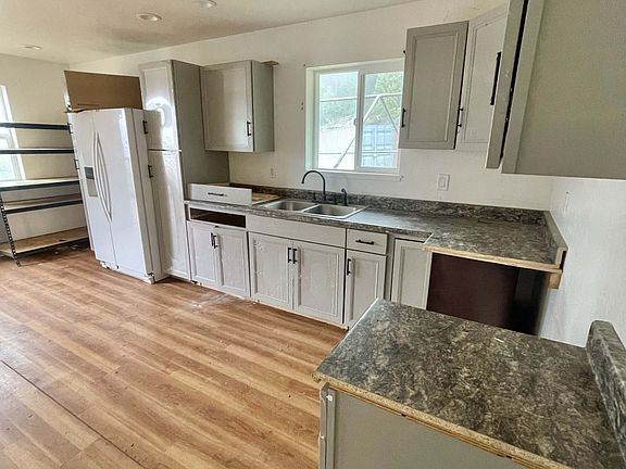 4th image of 501 & 650 Bonnie Ln