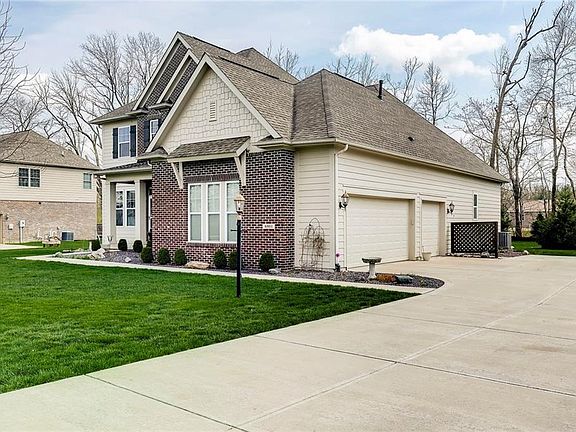 3rd image of 6801 Linden Woods Dr
