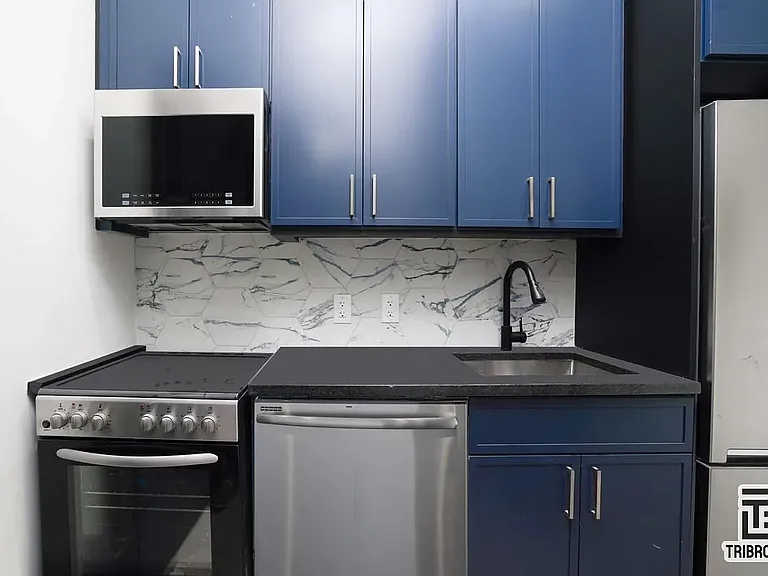 141 Meserole St #4R — Photo 3