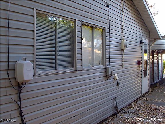 3rd image of 2442 Moorewood Dr