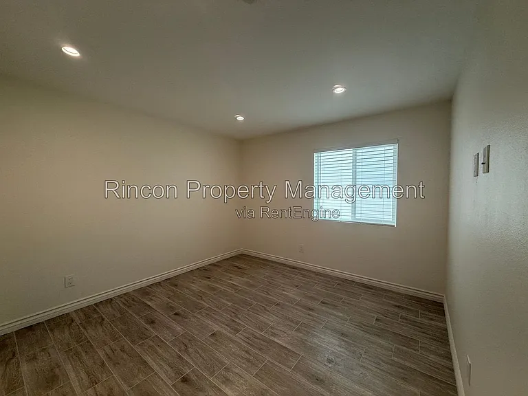 921 Aurora Dr #B — Photo 8