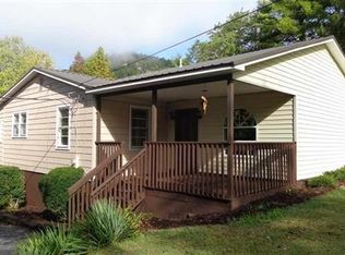 414 Big Rock Lake Rd, Pickens, SC 29671