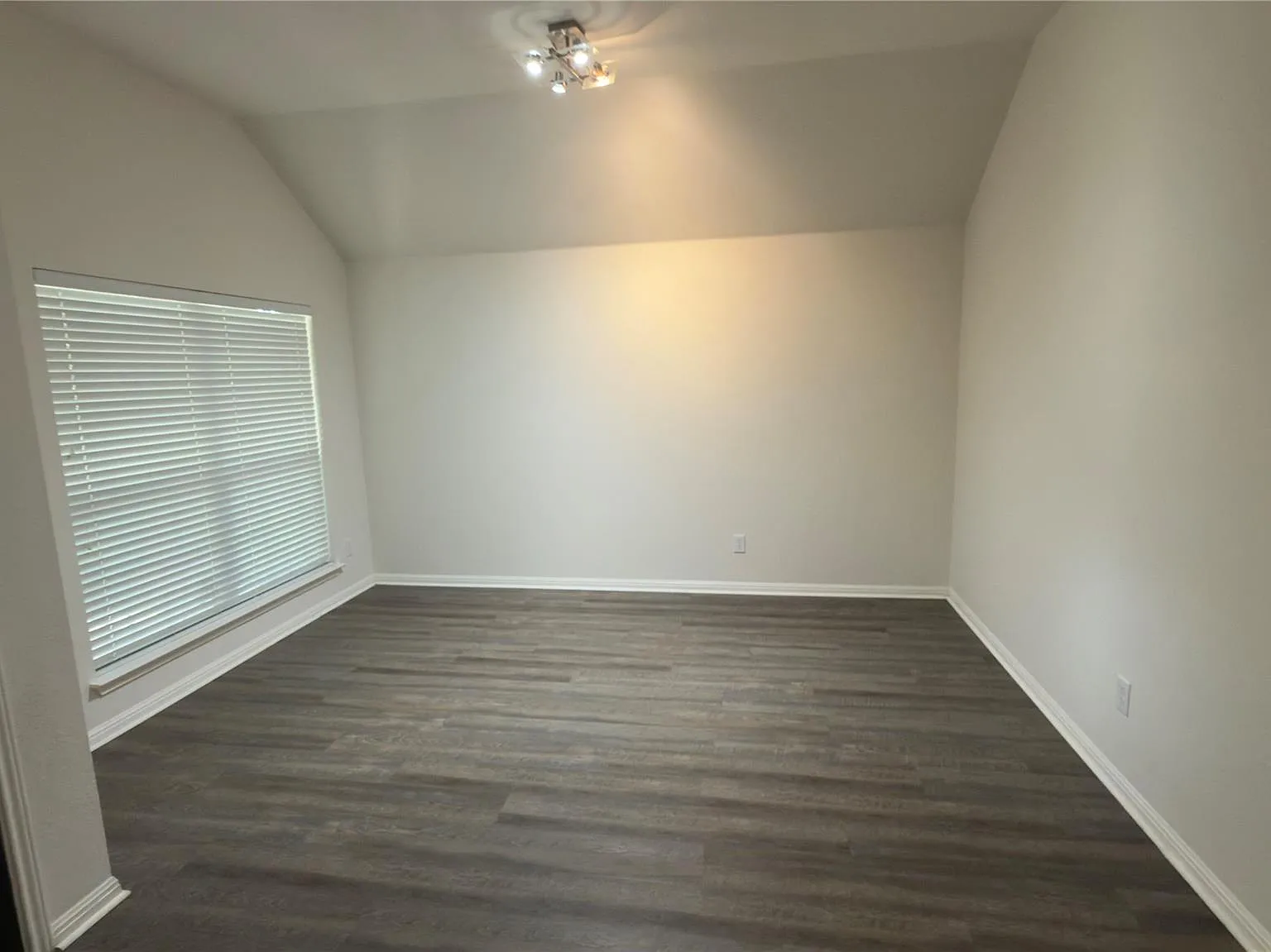 3 bed, 2.0 bath, 2281 sqft, $2,500 — Photo 3