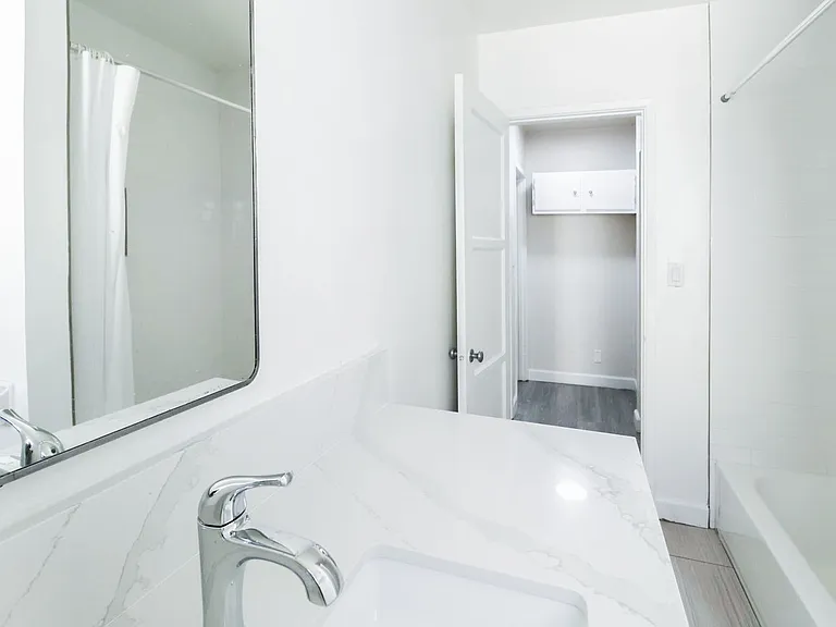 Berendo Street Apartments — Photo 15