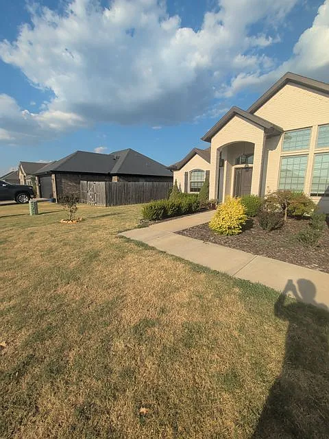 3 bed, 1900 sqft, $2,095 — Photo 2