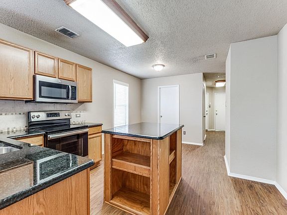 4th image of 4821 Waterford Dr