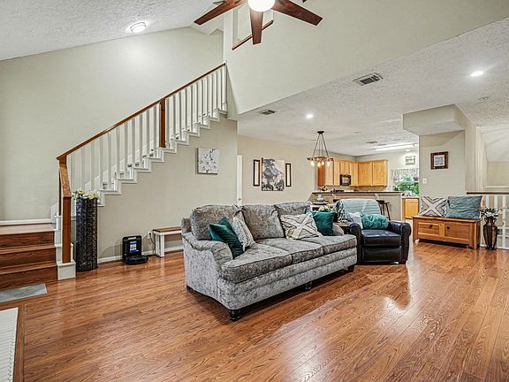 2nd image of 819 Davis Rd