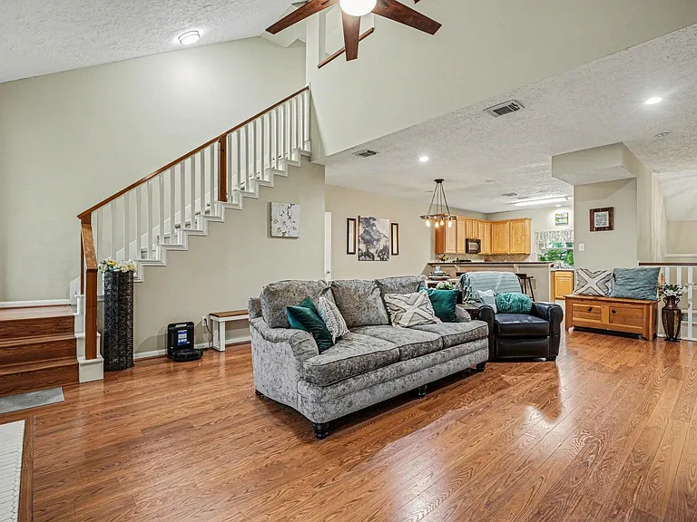 819 Davis Rd — Photo 3