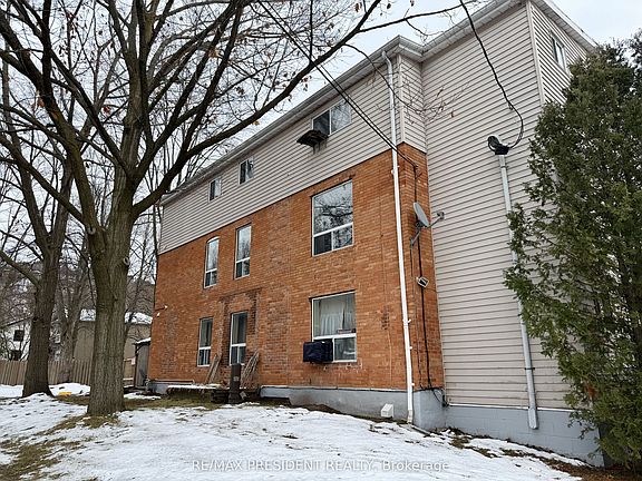 3rd image of 37 Bond St S