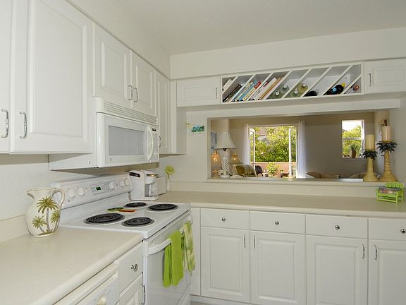 3rd image of 2005 Oceanwalk Ter APT 313