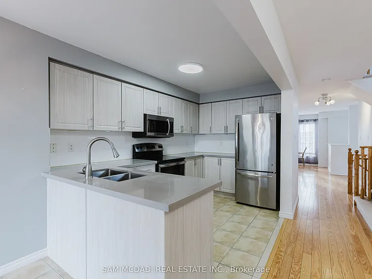 1260 Lamont Cres — Photo 7