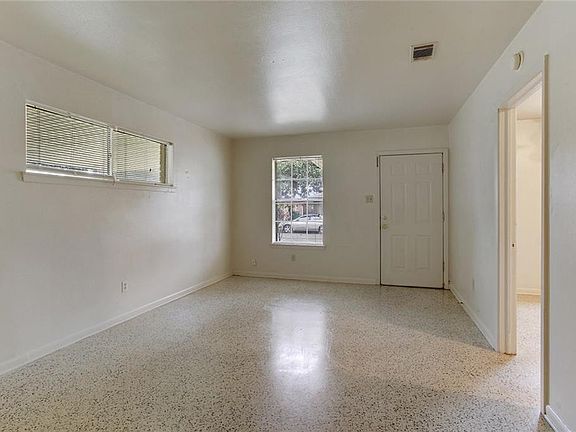 3rd image of 546-48 Dunbar Pl