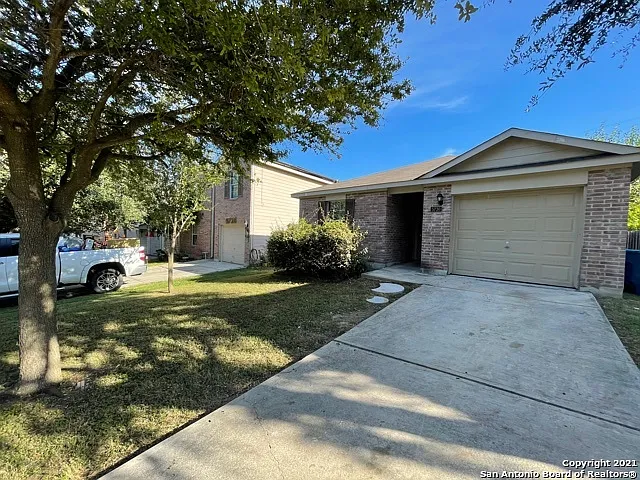3 bed, 2.0 bath, 1233 sqft, $1,395 — Photo 2