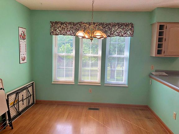 4th image of 40 Woodland Dr