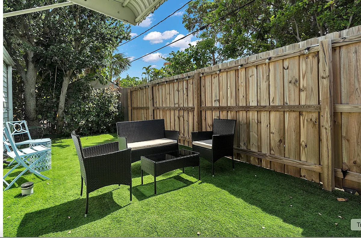 Front private yard. Fully fenced in, secure and well lit in the evening. Great for dogs, kids, dining etc. - 909B N Palmway