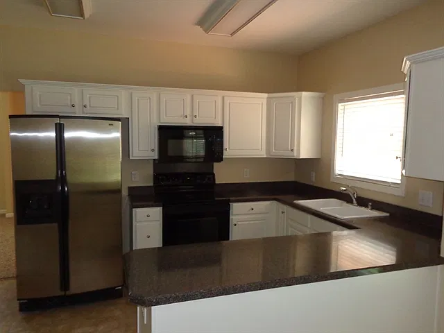 4 bed, 2.5 bath, 2115 sqft, $2,605 — Photo 3