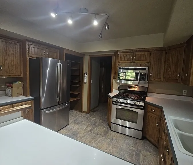 1268 Oakhampton Rd — Photo 4