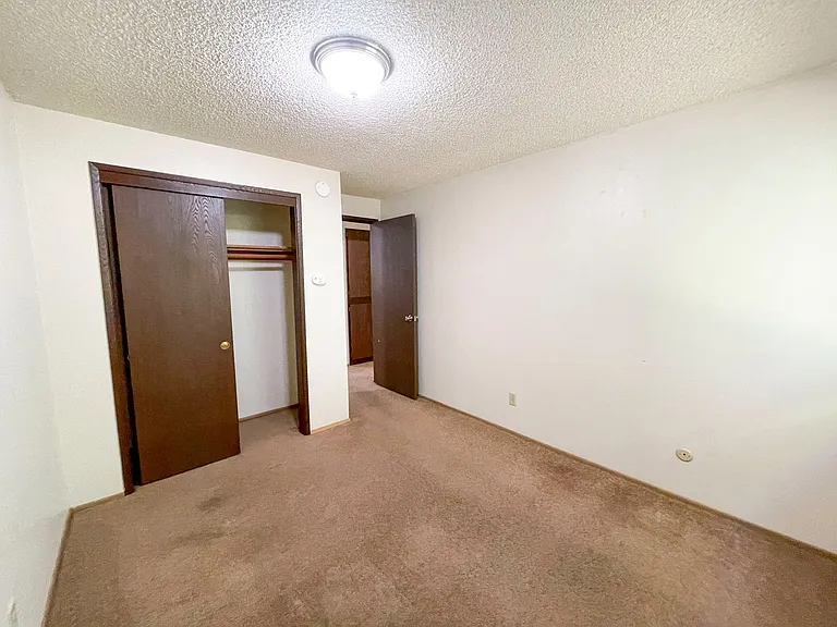 423-425 Bayside Ct — Photo 16