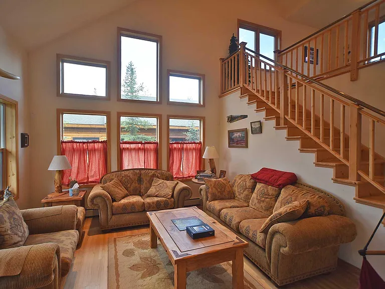 571 Kinnikinnick Rd — Photo 4