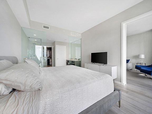 2nd image of 480 NE 32nd St #1402