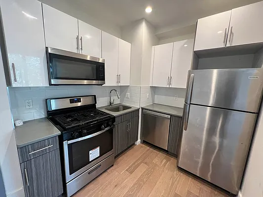 Rented by Delmark Realty LLC | media 4