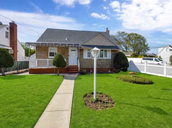 21 Kingston Avenue, Hicksville, NY 11801