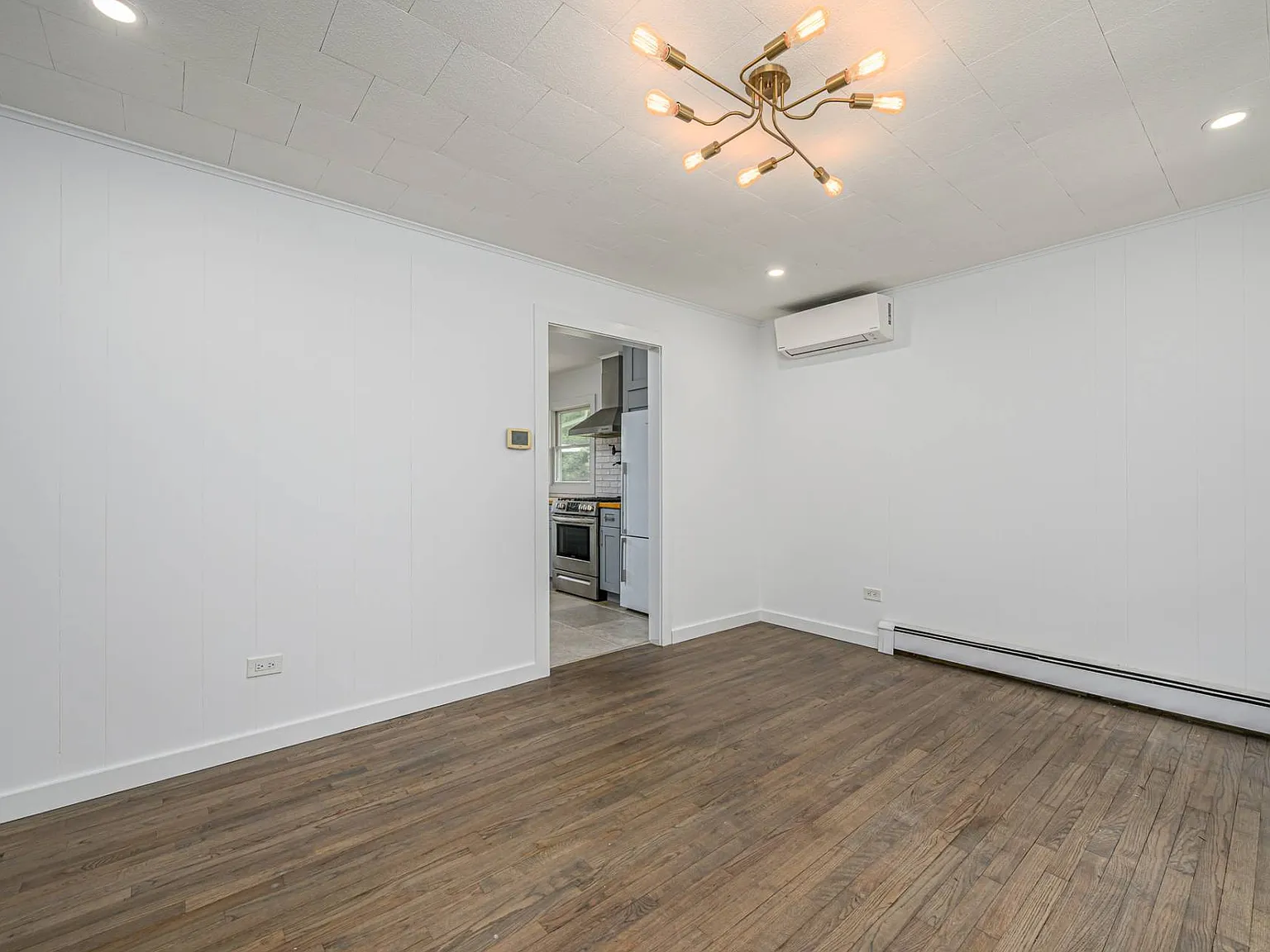 New! Renovated Year Round 2 Bedroom — Photo 4