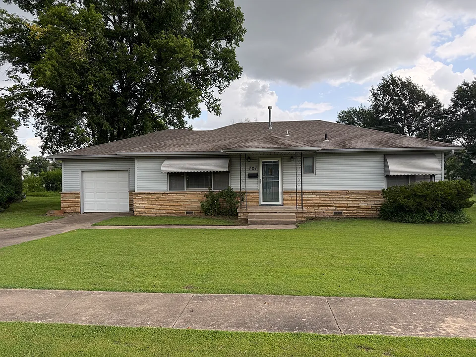 727 N Main St