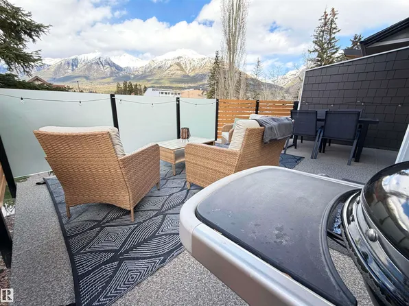 729 7th Ave, Canmore, AB T1W 3H8