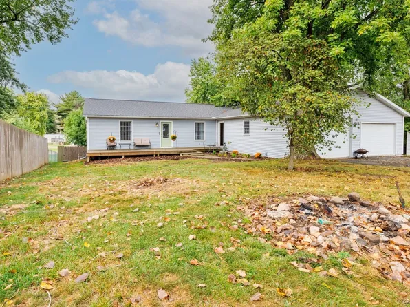 210 N Buchanan St, Heyworth, IL 61745