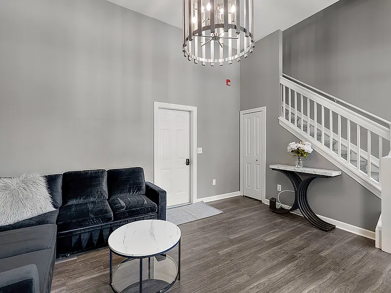 527 Lewis St — Photo 4
