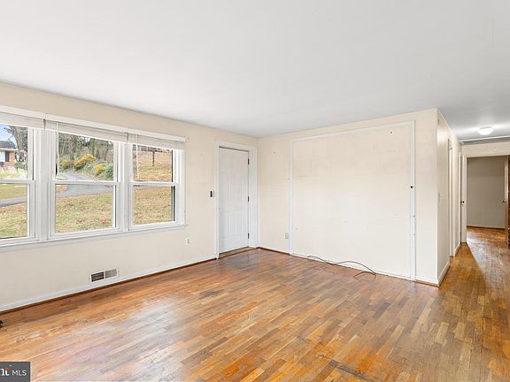 3rd image of 18318 Fox Mountain Ln
