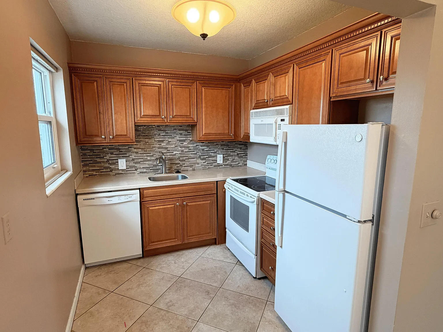 2 bed, 1.5 bath, 858 sqft, $1,500 — Photo 3