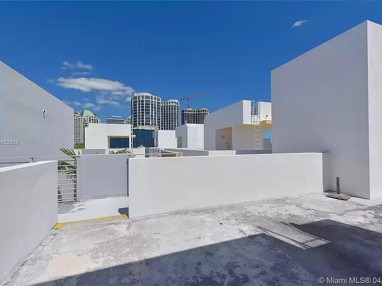 3339 Virginia St — Photo 20