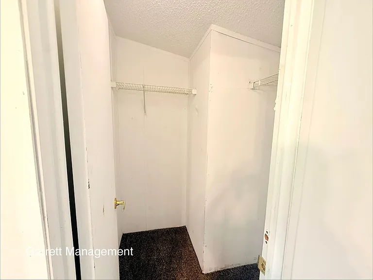 921 Seneca Dr — Photo 8