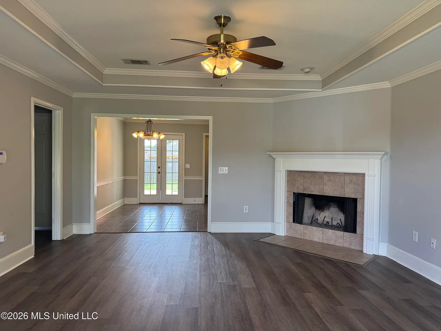 3 bed, 2.0 bath, 1429 sqft, $2,095 — Photo 2