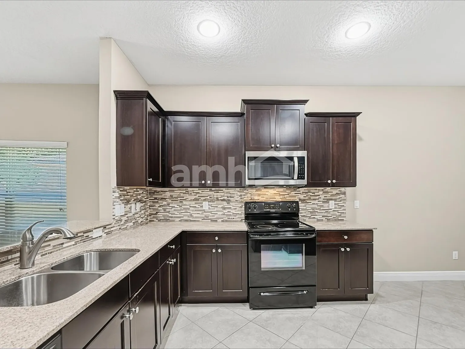 3 bed, 2.0 bath, 1725 sqft, $2,340 — Photo 3