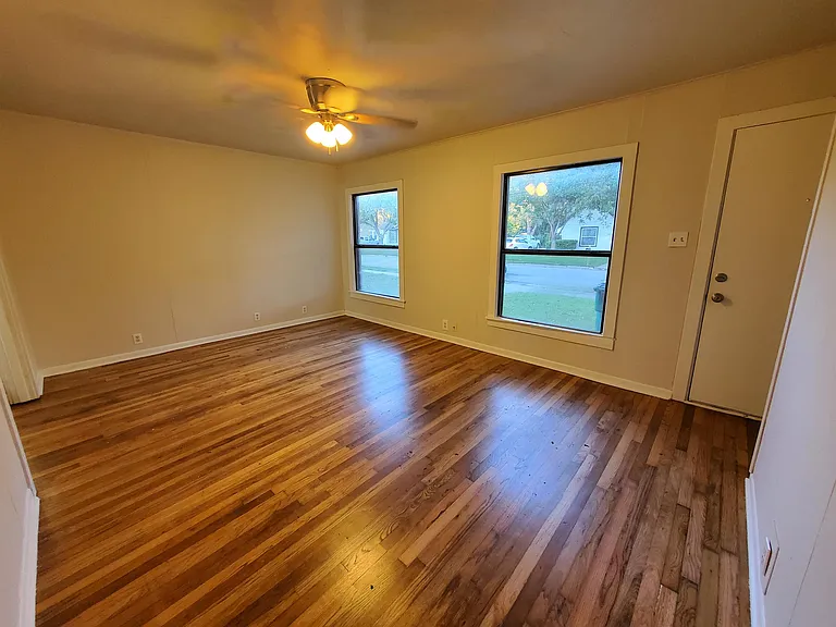 919 S Clements St — Photo 3