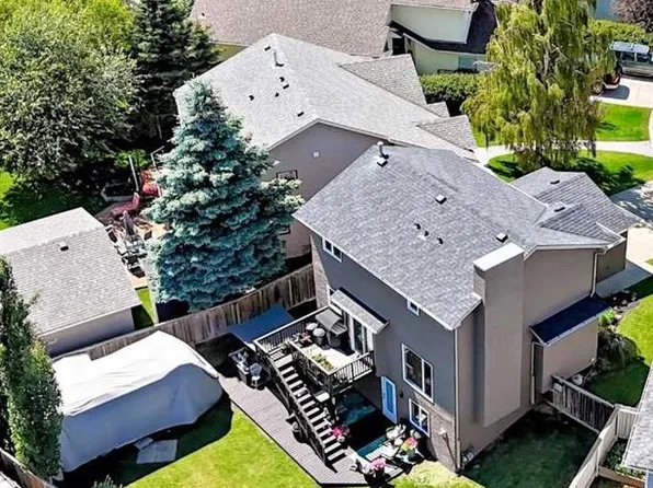 21 NW Shawbrooke Bay SW, Calgary, AB T2Y 3A1
