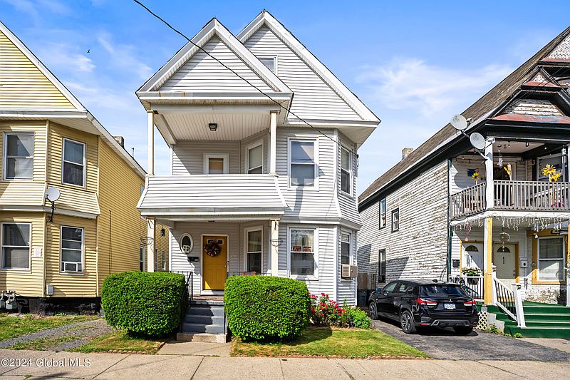 2nd image of 829 Stanley Street